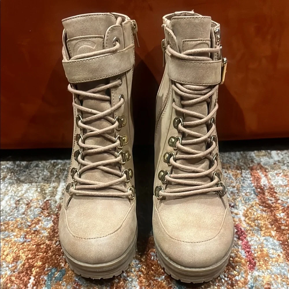 Stylish Women's Tan Lace-Up Boots - Picture 2 of 2